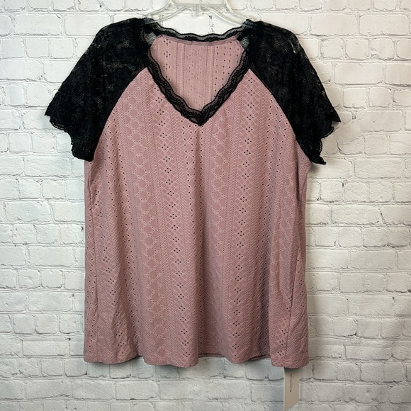 BloomChic Pink Eyelet & Black Lace Trim V Neck Short Sleeve Top Plus Siz… - Picture 2 of 6